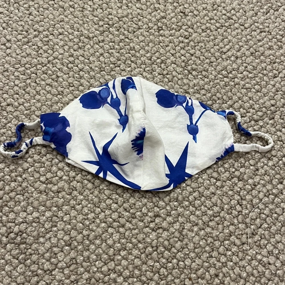 🎁 Cynthia Rowley White and Blue Face Mask